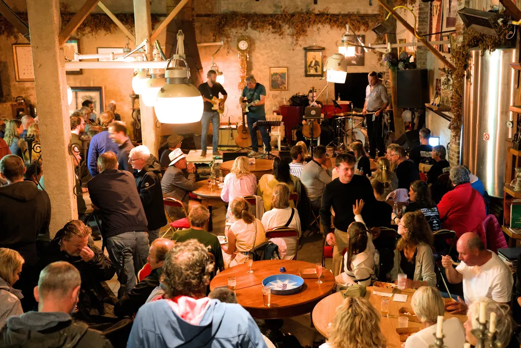 Volle zaal in de proefruimte van Pomme Charelle