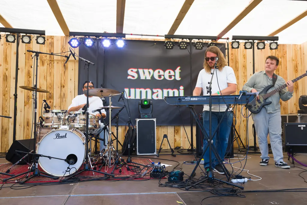 Sweet Umami op het buitenpodium, zaterdagmiddag