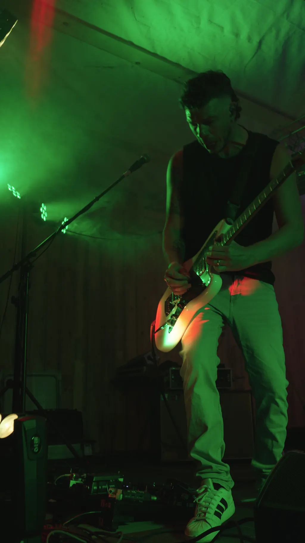 Gitarist in groen licht