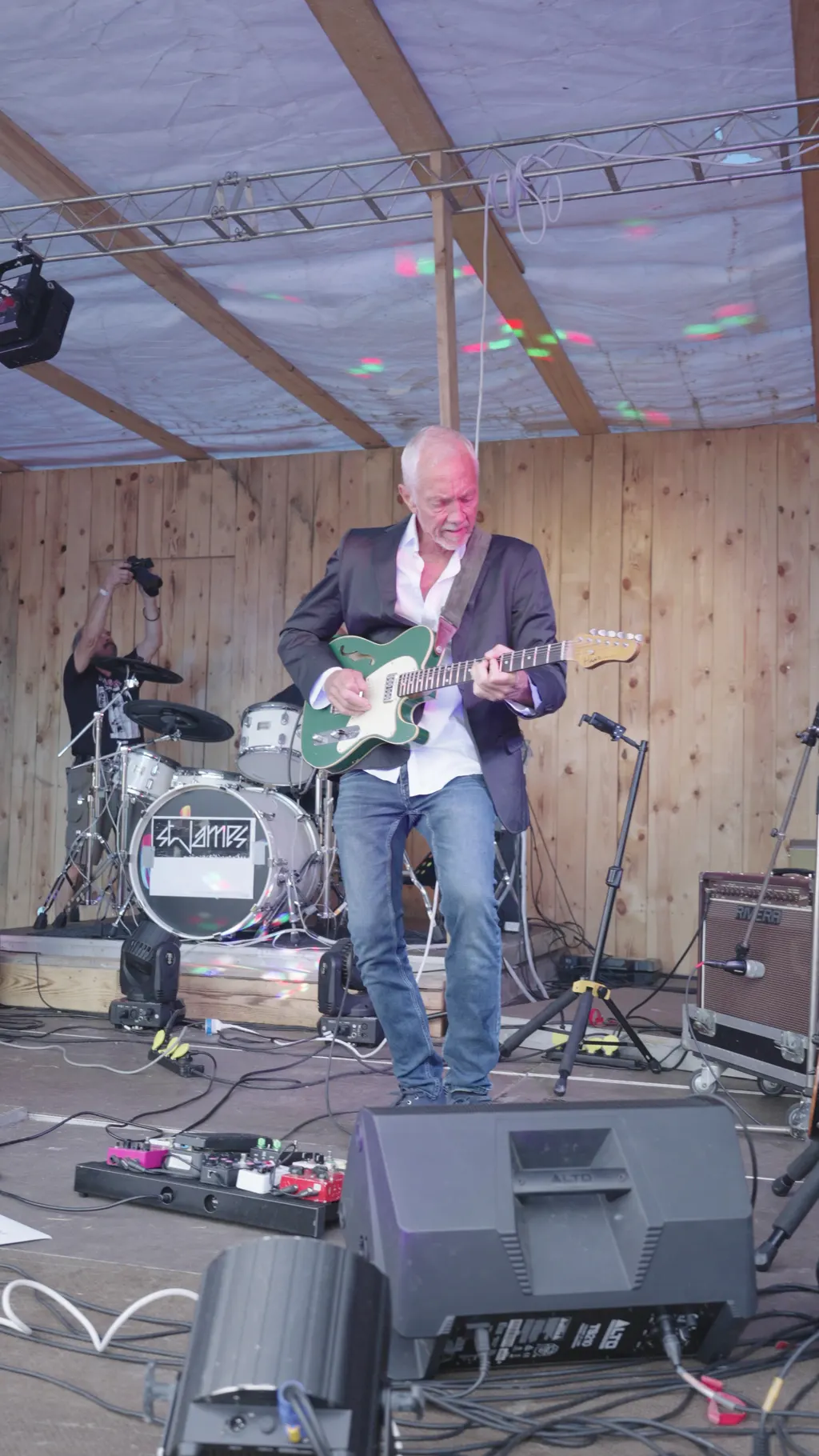 Gitarist op het buitenpodium, zaterdag