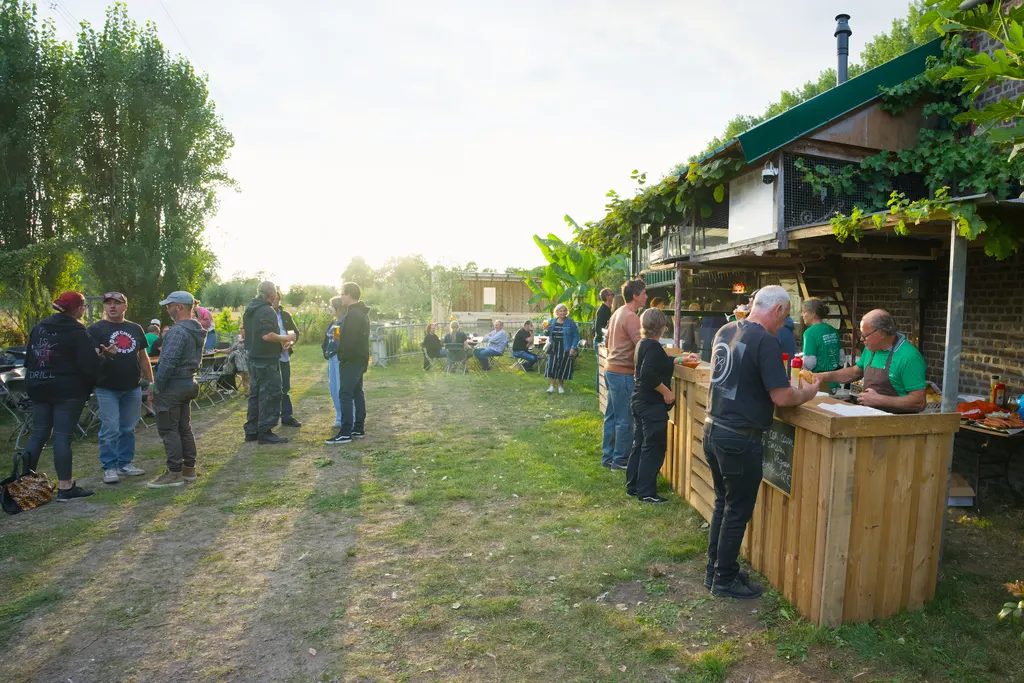 Het terrein van Pomme Charelle met de bar onder de wingerd